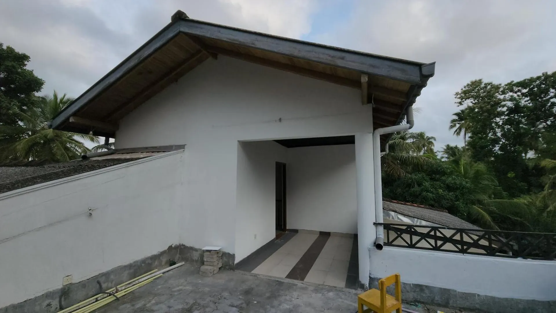 The Escape, Minuwangoda Penzion