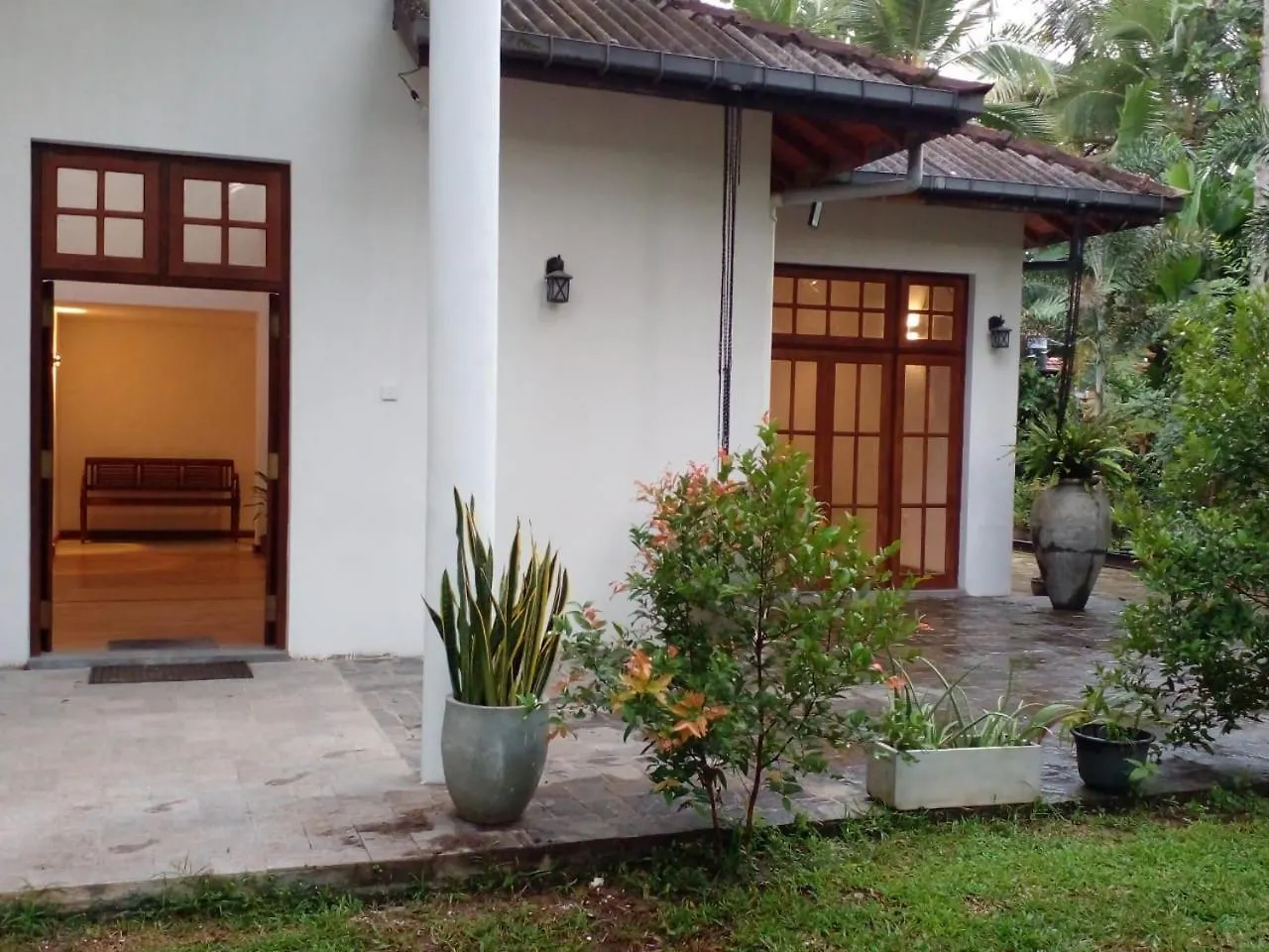 The Escape, Minuwangoda Penzion